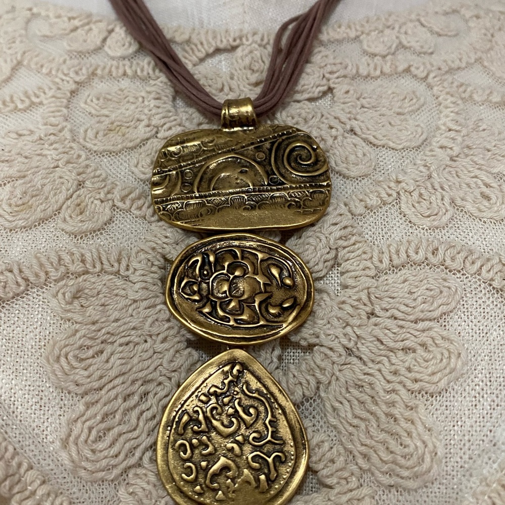 Bronze 3 emblem semi short med necklace
